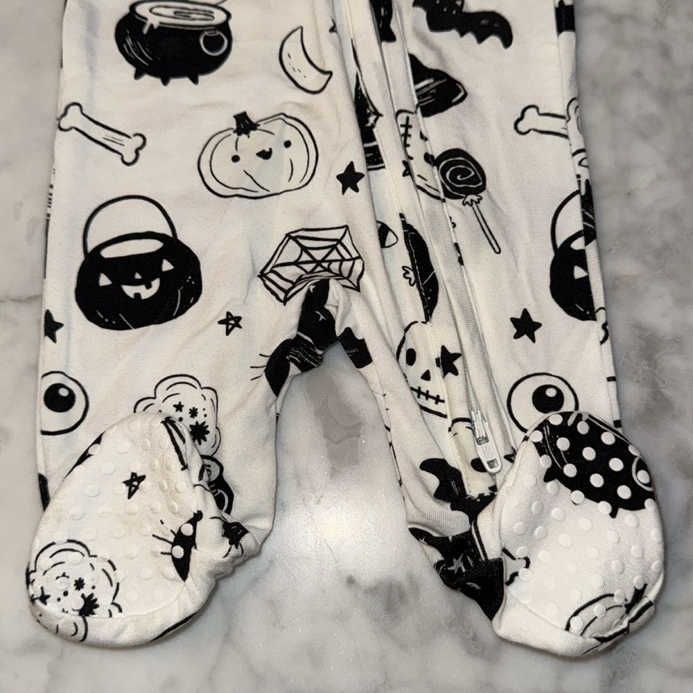NWT ANGEL DEAR WHITE & BLACK HALLOWEEN FOOTIE NB - Picture 6 of 9
